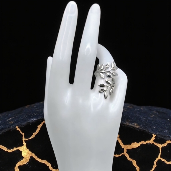 ๐๏ธ Adjustable Leaf Design Ring - 18K White Gold Plated, Elegant Vine Style ๐ - Picture 6 of 12
